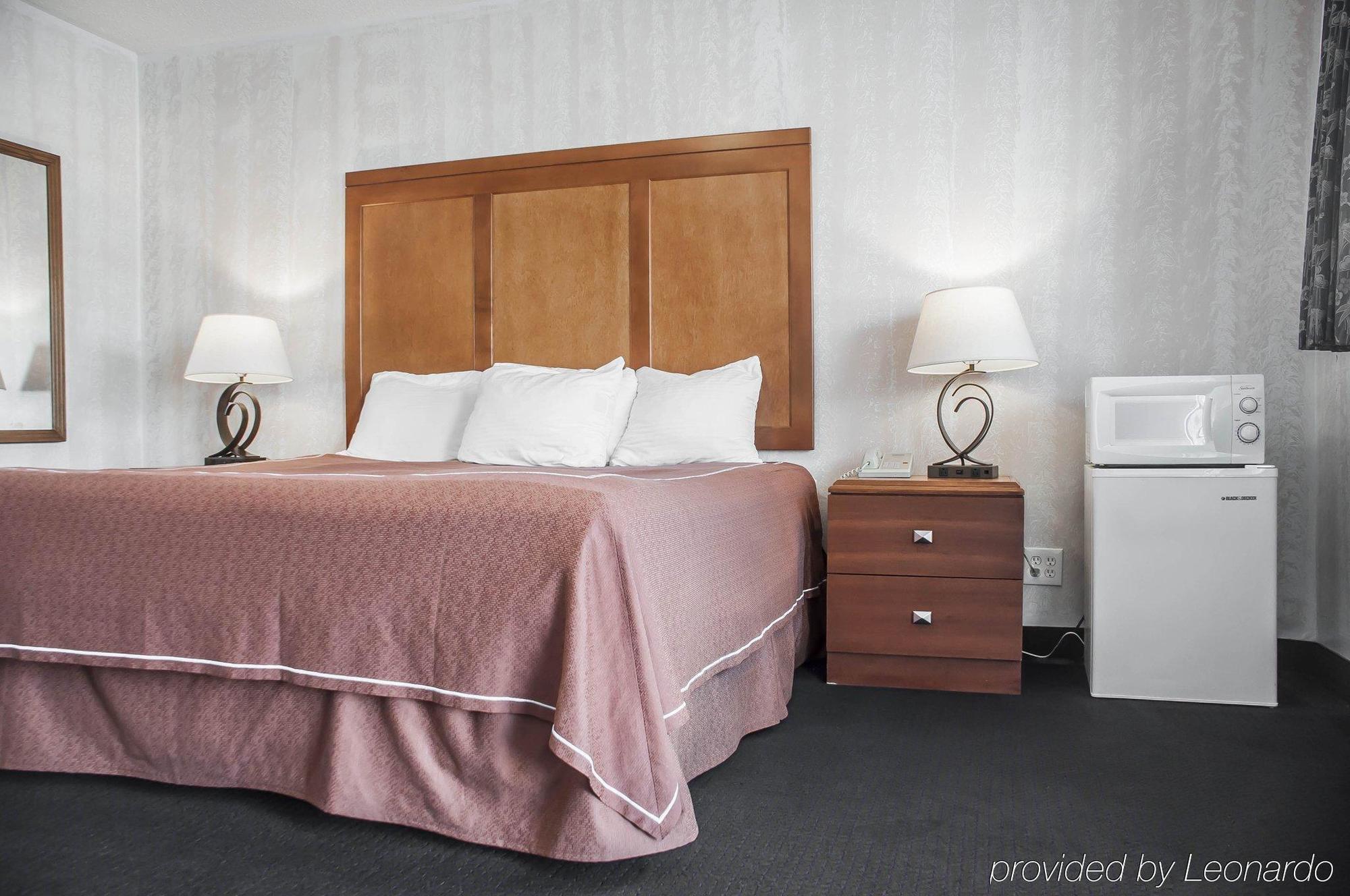 Castle Inn & Suites ไนแอการาฟอลส์ ภายนอก รูปภาพ