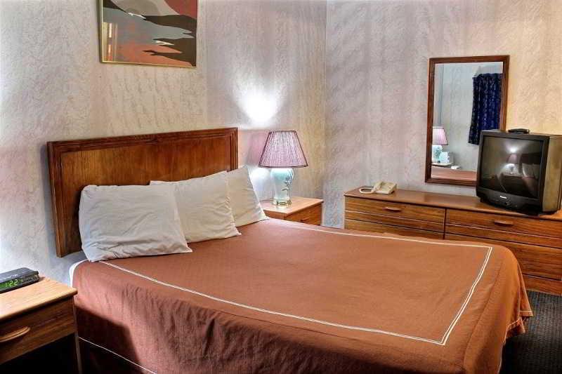 Castle Inn & Suites ไนแอการาฟอลส์ ภายนอก รูปภาพ